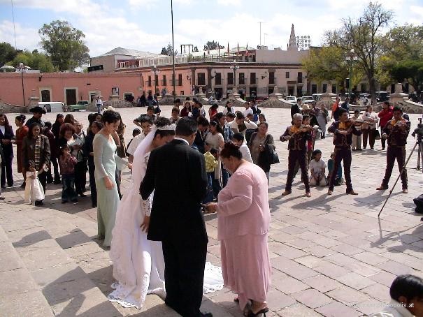 Wedding photographs on the steps of Parroquia de Nuestra Se&ntilde;ora de Dolores