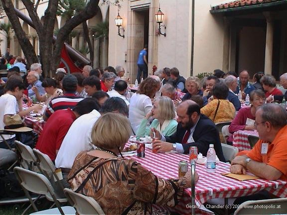 Caltech Alumni eating lunch
